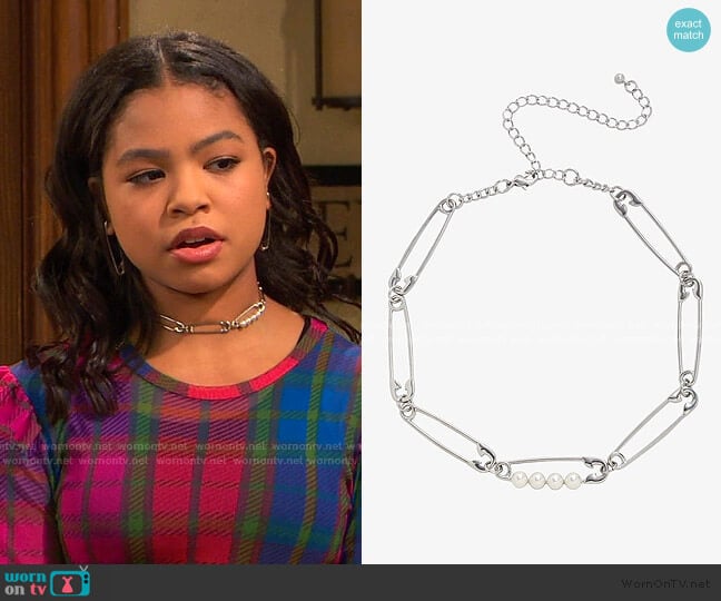Hot Topic Safety Pin Pearl Choker worn by Nia Baxter (Navia Robinson) on Ravens Home