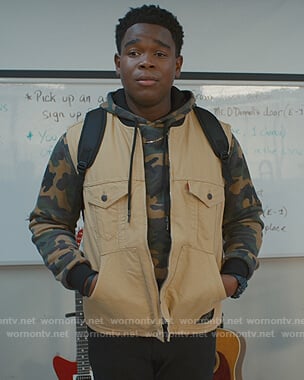 Devante’s beige denim vest on Saved By The Bell