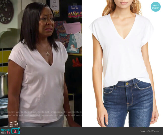 Frame Le Mid Rise V-Neck Tee in Blanc worn by Tina Butler (Tichina Arnold) on The Neighborhood