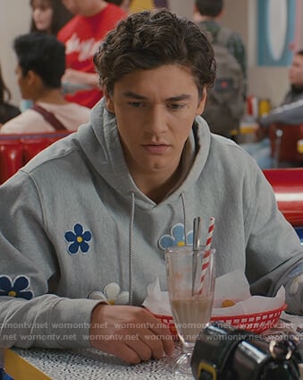Jamie’s gray daisy embroidered sweater on Saved By The Bell