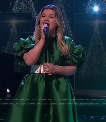 Kelly’s green satin ruffle sleeve dress on The Kelly Clarkson Show