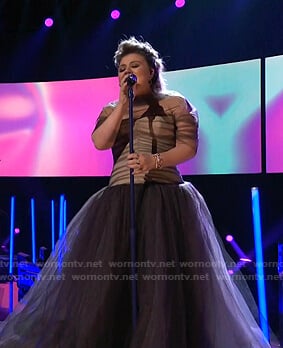Kelly’s bustier tulle gown on The Voice