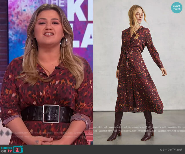 Cloth and Stone Gillian Maxi Shirtdress worn by Kelly Clarkson on The Kelly Clarkson Show