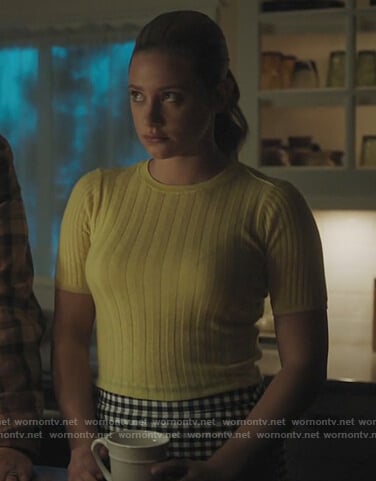 Betty’s yellow ribbed short sleeve sweater on Riverdale