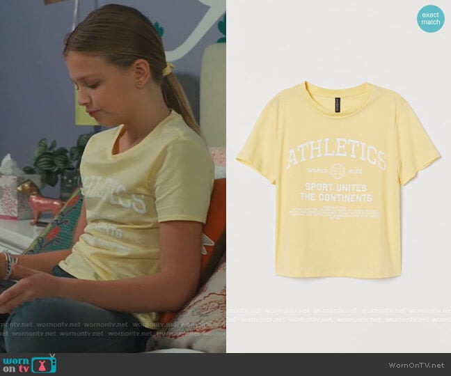 H&M Printed T-shirt worn by Anna-Kat Otto (Giselle Eisenberg) on American Housewife