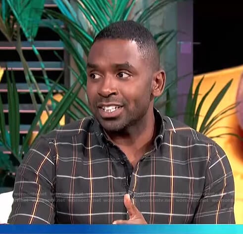 Justin’s black plaid shirt on E! News Daily Pop
