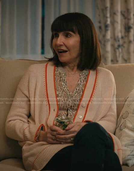 Maggie’s pink contrast cardigan on Zoeys Extraordinary Playlist