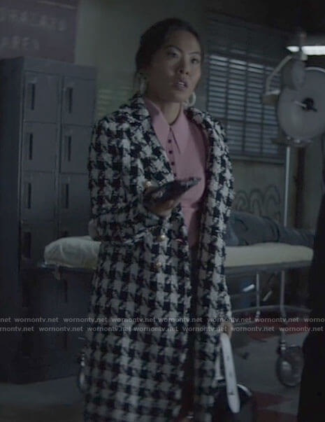 Mary’s houndstooth coat on Batwoman