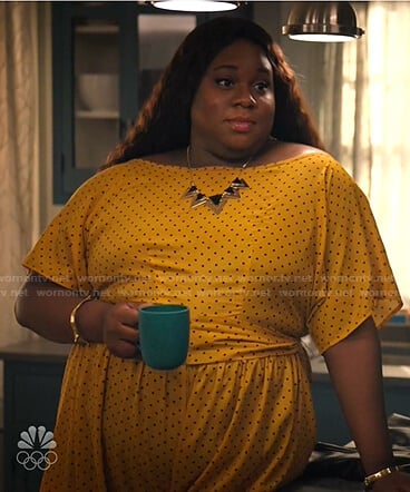 Mo’s yellow polka dot jumpsuit on Zoeys Extraordinary Playlist