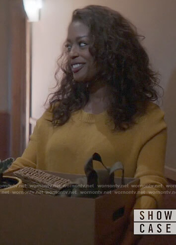 Ryan’s yellow sweater on Batwoman