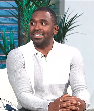 Justin’s colorblock quarter zip sweater on E! News Daily Pop