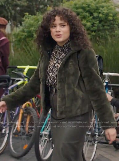 Maggie’s leopard print blouse and leather midi skirt on Charmed