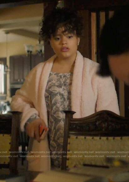 Maggie’s pink snake print pajamas on Charmed
