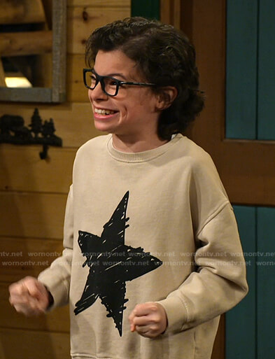 Matteo’s beige star print sweatshirt on Bunkd