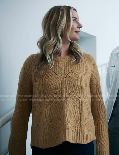 Nic’s yellow ribbed pointelle sweater on The Resident