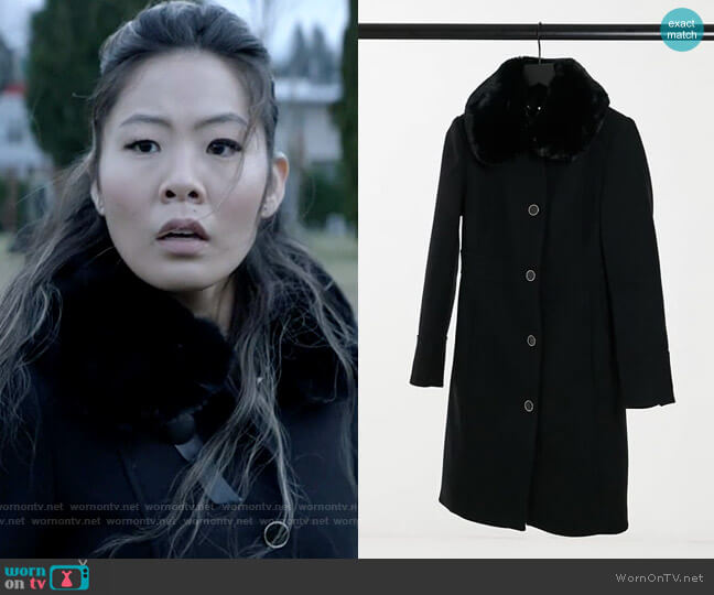Ever New Long coat with faux fur collar in black worn by Mary Hamilton (Nicole Kang) on Batwoman