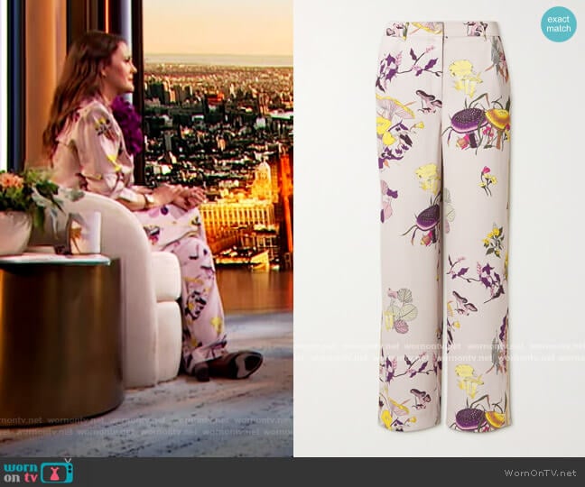 Tory Burch Printed crepe straight-leg pants worn by Drew Barrymore on The Drew Barrymore Show