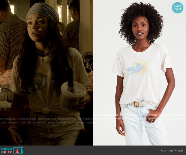American Eagle Summer Graphic Tee in Sand worn by Kiara Carrera (Madison Bailey) on Outer Banks