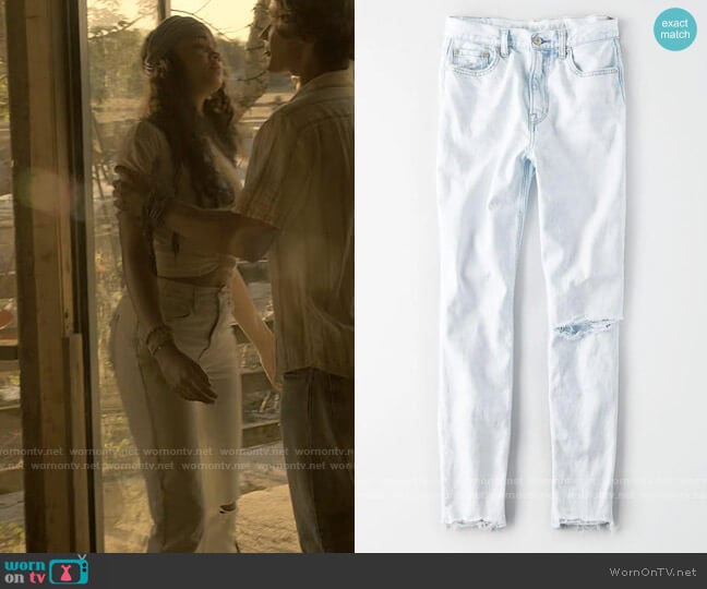 American Eagle Slashed Knee Mom Jeans worn by Kiara Carrera (Madison Bailey) on Outer Banks