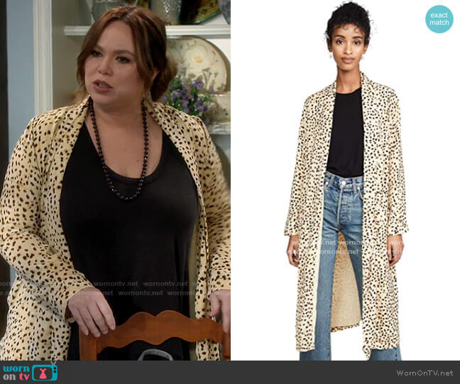 Cupcakes and Cashmere Arianne Duster Coat worn by Kristin Baxter (Amanda Fuller) on Last Man Standing