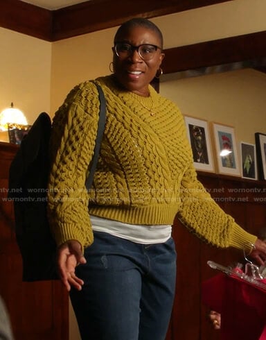 Hen’s yellow cable knit sweater on 9-1-1