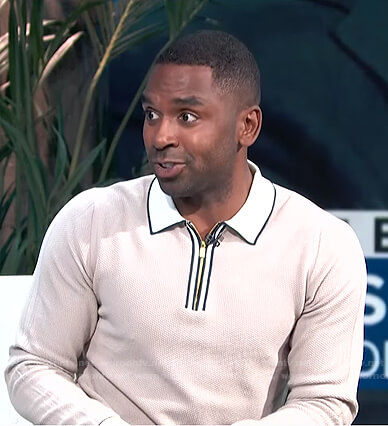 Justin’s beige long sleeve polo shirt on E! News Daily Pop