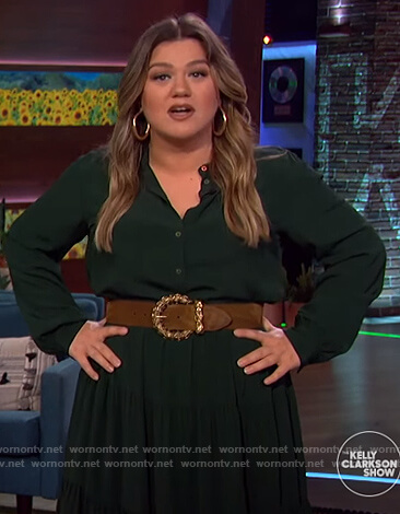 Kelly’s green pleated shirtdress on The Kelly Clarkson Show