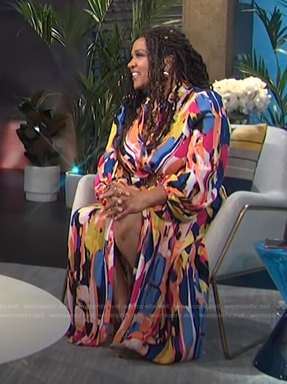 Kym’s multicolor printed shirtdress on E! News Daily Pop