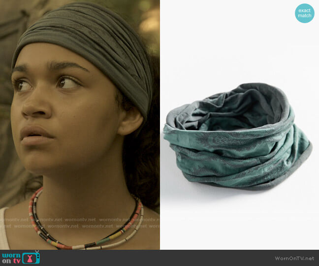 Urban Outfitters Cleo Wideband Headwrap worn by Kiara Carrera (Madison Bailey) on Outer Banks
