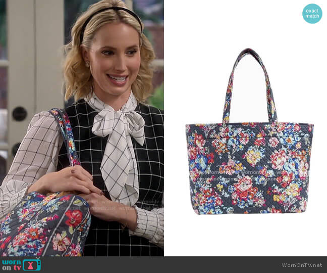 Vera Bradley Iconic Grand Tote in Pretty Posies worn by Mandy Baxter (Molly McCook) on Last Man Standing