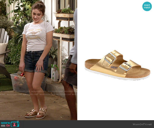 Birkenstock Arizona Sandal in Sirocco Gold worn by Jackie Raines (Rachel Sennott) on Call Your Mother