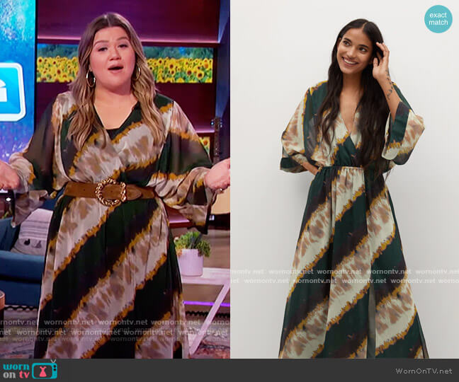 Mango Flowy printed dress worn by Kelly Clarkson on The Kelly Clarkson Show
