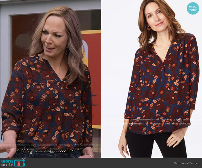NYDJ The Perfect Blouse worn by Bonnie Plunkett (Allison Janney) on Mom