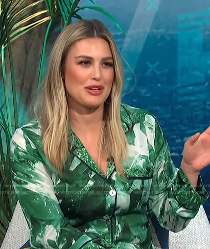 Carissa’s green printed shirt and distressed jeans on E! News Daily Pop