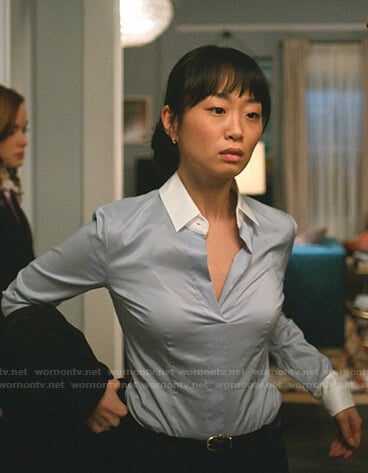 Emily’s blue contrast shirt on Zoeys Extraordinary Playlist