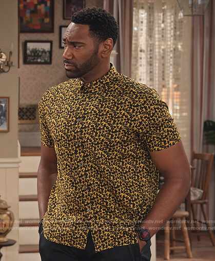 Moz’s yellow floral shirt on Family Reunion