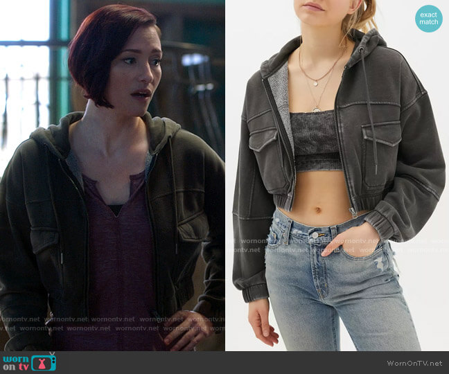 Urban Outfitters Yogi Fleece Cropped Hoodie Sweatshirt worn by Alex Danvers (Chyler Leigh) on Supergirl