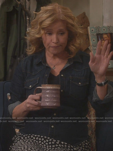 Vanessa’s denim shirt and daisy print skirt on Last Man Standing