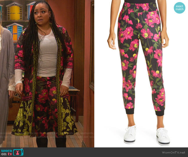 Alice + Olivia Ramora Floral Skinny Joggers worn by Raven Baxter (Raven-Symoné) on Ravens Home