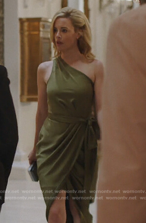 Kelly-Anne’s green one shoulder wrap dress on Queen of the South