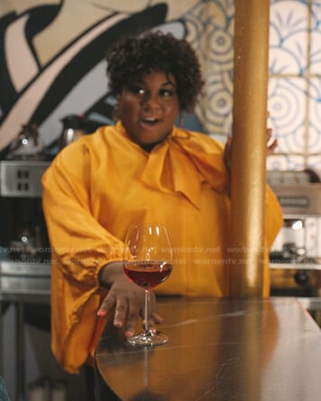 Mo’s yellow balloon sleeve top on Zoeys Extraordinary Playlist