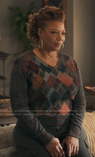 Robyn’s argyle v-neck sweater on The Equalizer