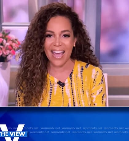 Sunny’s yellow tie dye tee on The View