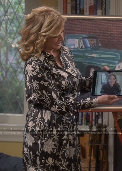Vanessa’s black and white floral shirtdress on Last Man Standing