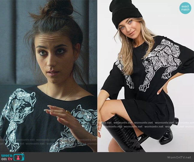 ASOS Oversized t-shirt Dress with Sequin Panthers in black worn by Rebeca (Claudia Salas) on Elite