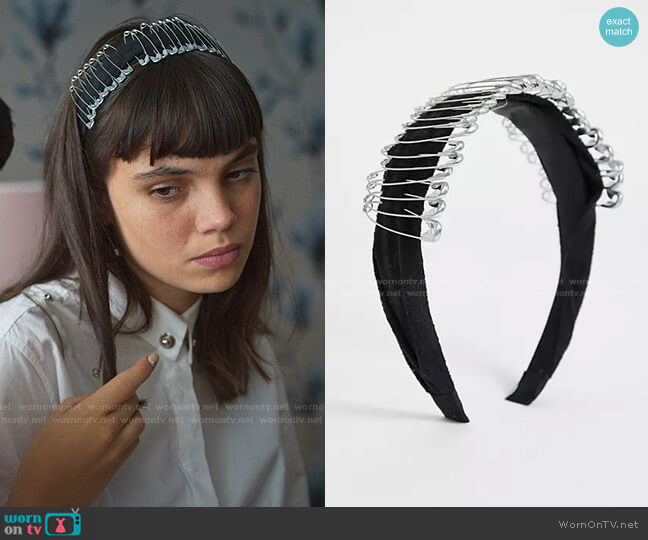Asos Headband with Safety Pin Embellishment worn by Mencia Blanco (Martina Cariddi) on Elite