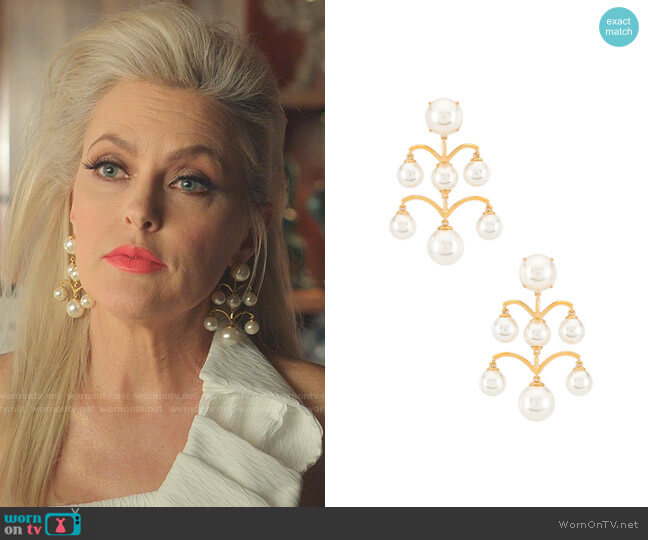 Lele Sadoughi Ashford Pearl Chandelier Earrings worn by Alexis Carrington (Elaine Hendrix) on Dynasty