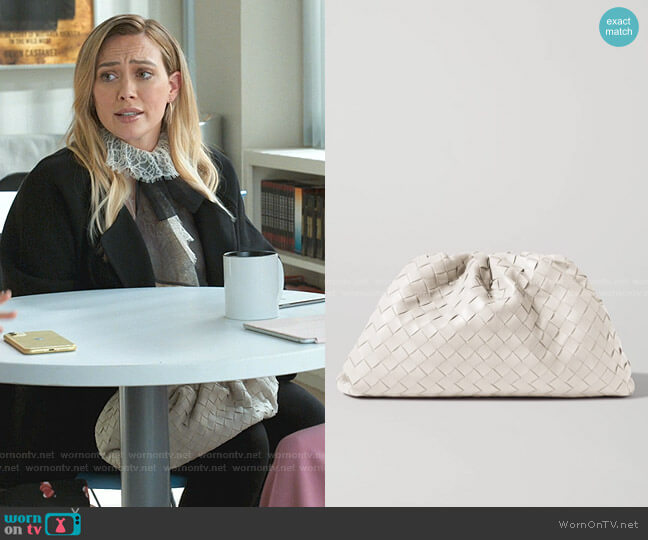 Bottega Veneta The Pouch Leather Clutch worn by Kelsey Peters (Hilary Duff) on Younger