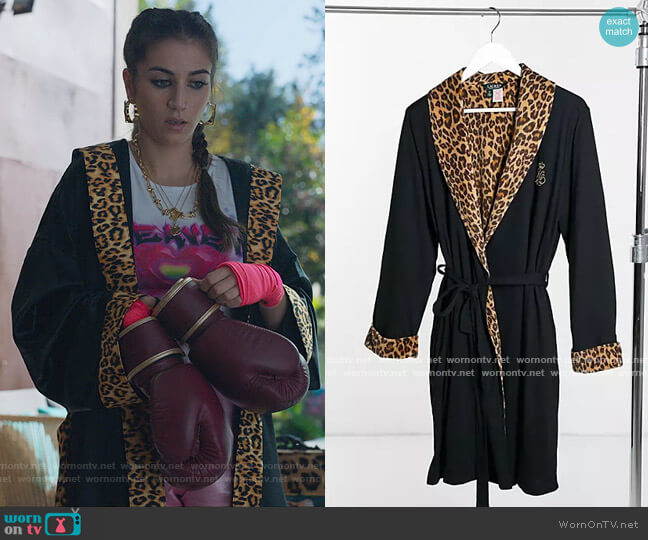 Ralph Lauren Velour Lined Robe with Leopard Trim in black worn by Rebeca (Claudia Salas) on Elite