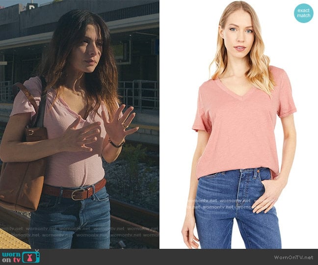 Madewell Whisper Cotton V-Neck Tee worn by Billie Connelly (Sara Shari) on Sex/Life